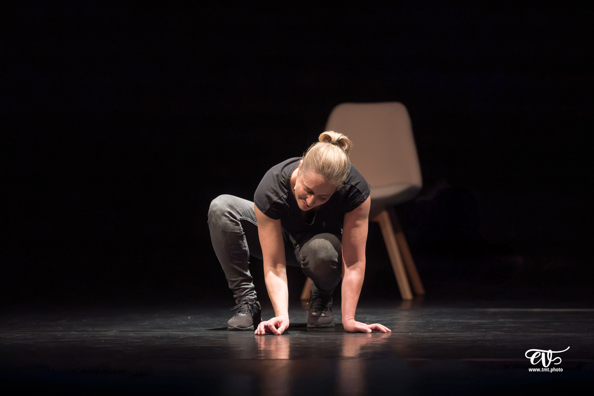 LES CHATOUILLES OU LA DANSE DE LA COLÈRE (ANDRÉA BESCOND)